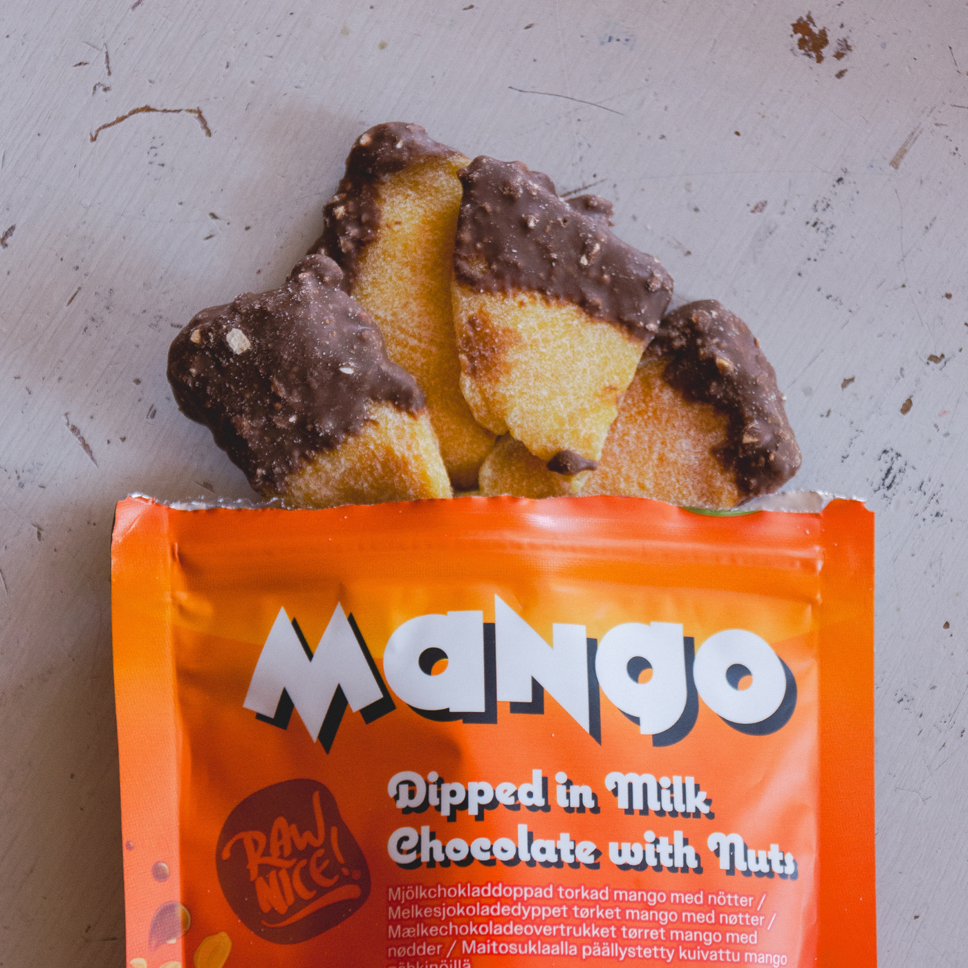 Torkad mango med mjölkchoklad och nötter 80 g / Box 18 st