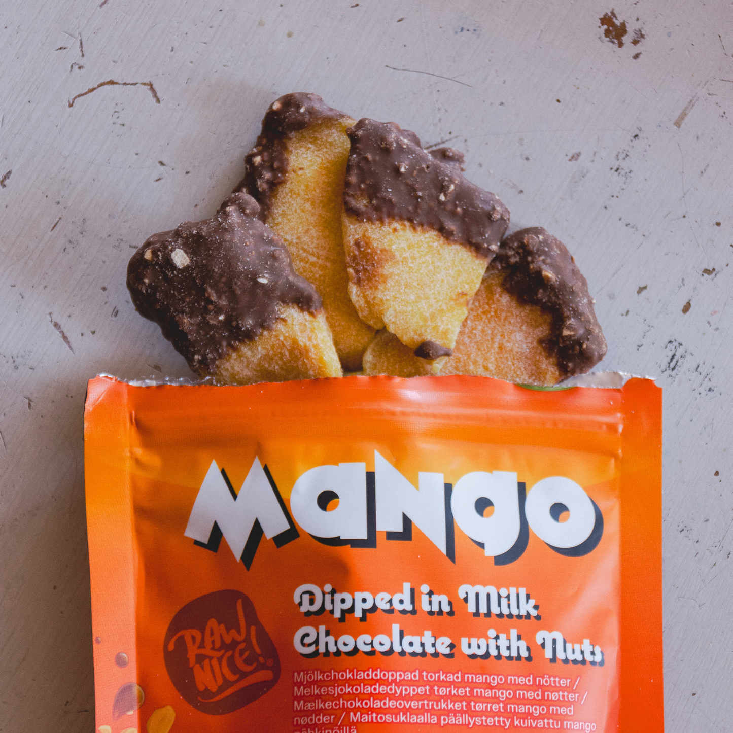 Torkad mango med mjölkchoklad och nötter 80 g / Box 18 st