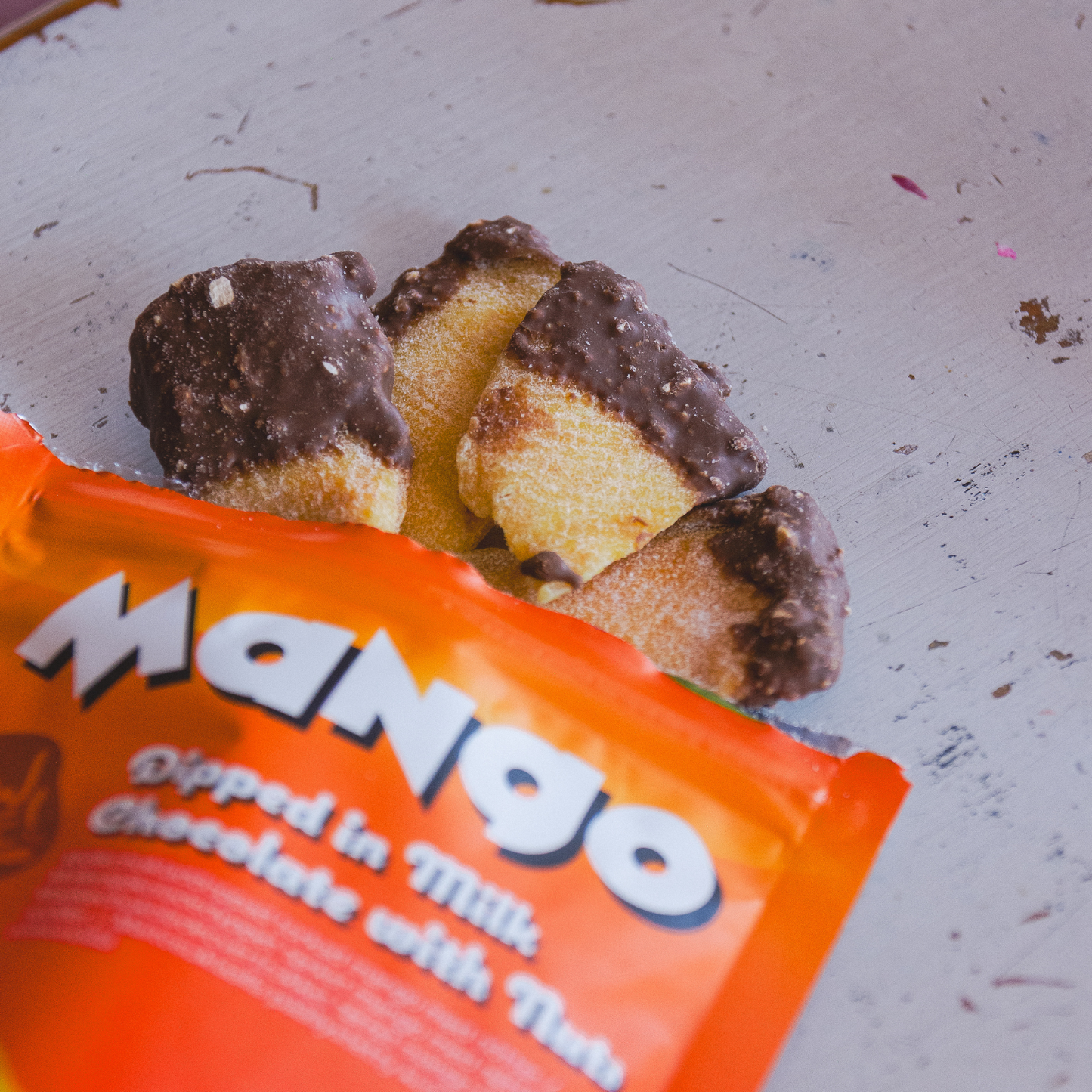 Torkad mango med mjölkchoklad och nötter 80 g / Box 18 st